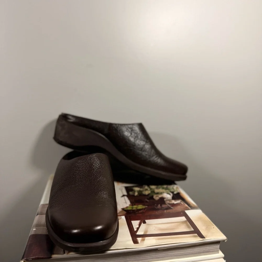 Easy Spirit Women’s Size 8 Brown Leather Slip-On Shoes